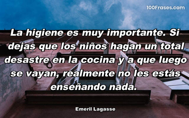 La higiene es muy importante. Si dejas que los niños hagan un total desastre en la cocina y a que luego se vayan, realmente no les estás enseñando nada.